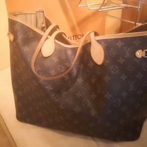 Louis vuitton authentic handbag NEVER FULL